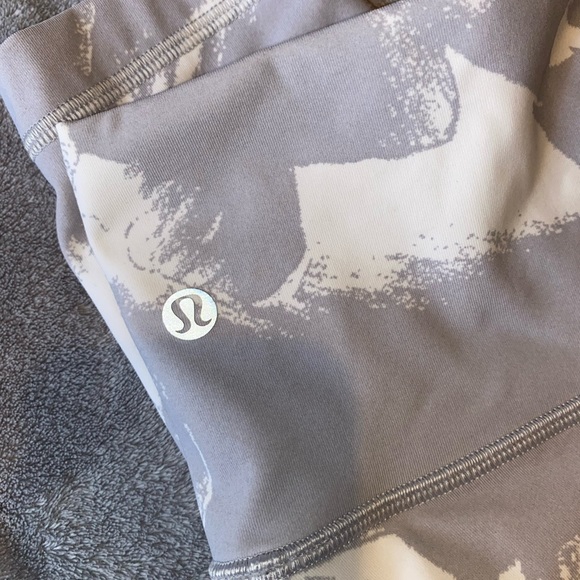 *SOLD* Lululemon Wonder Under 4 - Picture 6 of 6